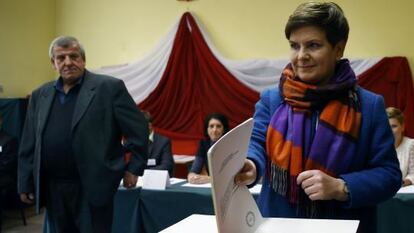 Beata Szydlo, favorita nas eleições, vota com seu marido.