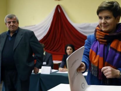 Beata Szydlo, favorita en las elecciones, vota con su marido.