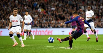 Coutinho dispara para marcar el primer gol del partido en Wembley.