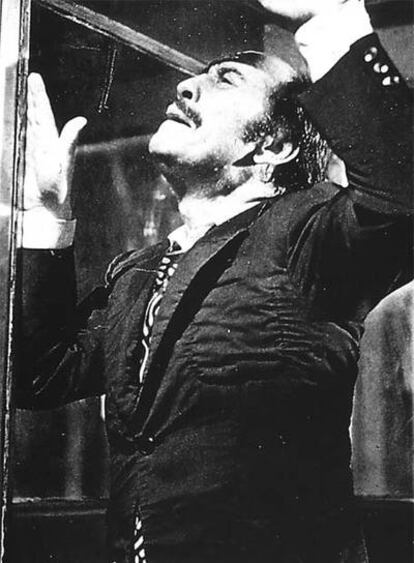 José Luis López Vázquez, en una imagen de <i>La cabina</i> (1972), de Antonio Mercero.