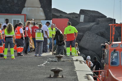 Una embarcación de Salvamento Marítimo acompaña al puerto de La Restinga a un cayuco con 56 personas, el pasado viernes. entre ellos una menor y un menor, el pasado viernes.