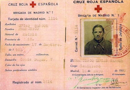 Carnet de camillero de la Cruz Roja Española de Francisco Lucas Sansón durante la Guerra Civil en Madrid.