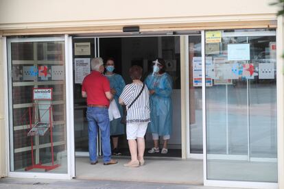 Dos personas se informan en la entrada del centro de salud V Centenariode San Sebastián de los Reyes.