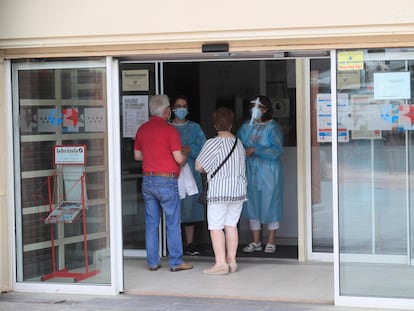 Dos personas se informan en la entrada del centro de salud V Centenariode San Sebastián de los Reyes.