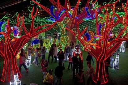 Un espectáculo de luces inaugura, el 29 de noviembre, el alumbrado de Medellín. Veintisiete millones de bombillas LED y más de 32.000 figuras en varios montajes y circuitos, con cerca de 25 kilómetros de longitud, se extienden por los principales parques y calles de la ciudad colombiana. Con dos epicentros: uno más clásico en el Parque Norte, lleno de chivas (camiones con escaleras para subir los sacos de café), agüeros (rituales de la buena suerte) y diferentes símbolos de la tradición antioqueña. Y otro más moderno, situado en el Parque del Río.