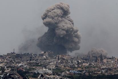 Una columna de humo en Gaza tras un bombardeo, este domingo.