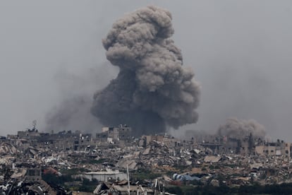 A column of smoke in Gaza after a bombing, this Sunday.