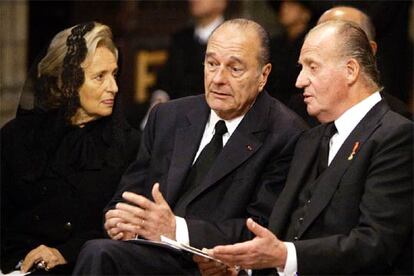 Numerosas personalidades, de 61 países, se han dado cita para dar el último adiós al Príncipe Raniero. En la imagen, el Rey Juan Carlos charla con el presidente francés, Jacques Chirac, en presencia de su esposa Bernadette, durante el funeral en la catedral monegasca.