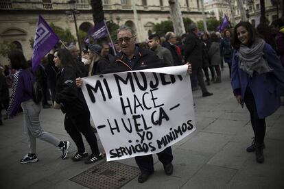 Un hombre camina sujetando un cartel, en la manifestación en Sevilla, con motivo del 8-M, Día Internacional de la Mujer.