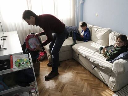 Ángel Castro at home with David and Elena.