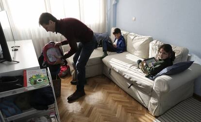 Ángel Castro at home with David and Elena.