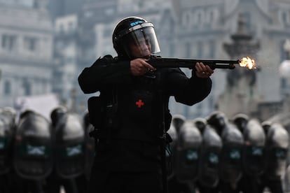 Un policía dispara gases lacrimógenos durante enfrentamientos con los manifestantes.