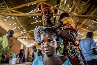 Monga Ngoy tiene ocho años y es la hija de Kumuimba. Han venido desde muy lejos porque no quiere que la niña se contagie. La República Democrática del Congo lleva experimentado una situación de epidemia continua desde 2010.