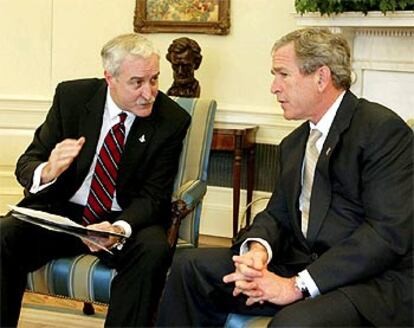 El presidente Bush junto con el director de la NASA, Sean O&#39;Keefe, ayer, en la Casa Blanca.