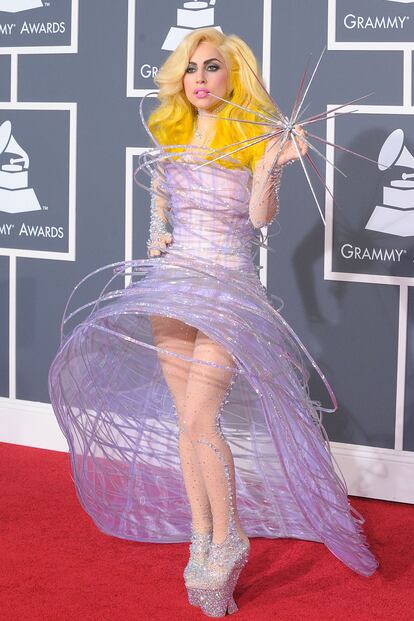 Vestido satélite confeccionado por Armani para Lady Gaga. 