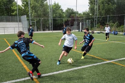 Varios niños de la categoría alevines del Santiago Apóstol, durante un partidillo al final del entrenamiento.