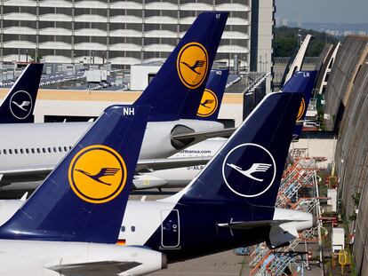 Aviones de Lufthansa aparcados en el aeropuerto de Fráncfort, en una imagen de archivo.