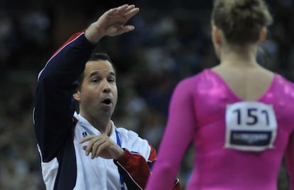 Marvin Sharp da instrucciones a su gimnasta Bridget Sloan durante los Mundiales de 2009, que la norteamericana ganó.