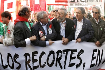 Fernndez Toxo y Mndez (en el centro), durante la protesta por los recortes en educacin.