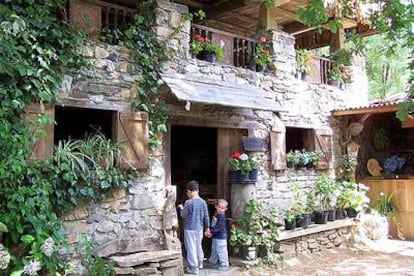 Entrada a la panera que aloja la recepción del Museo del Bosque, en la aldea asturiana de Muñalén.