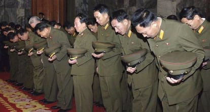 Soldados norcoreanos rinden tributo a Kim Jong-il en el funeral del fallecido l&iacute;der.