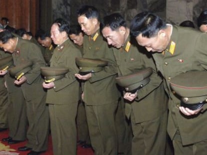 Soldados norcoreanos rinden tributo a Kim Jong-il en el funeral del fallecido l&iacute;der.