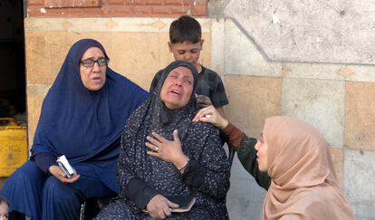 Los familiares lloran por los palestinos muertos tras el ataque israelí a Beit Lahia, este martes.