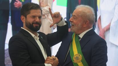 Lula saluda al presidente chileno, Gabriel Boric, durante la toma de posesión del primero como presidente de Brasil.