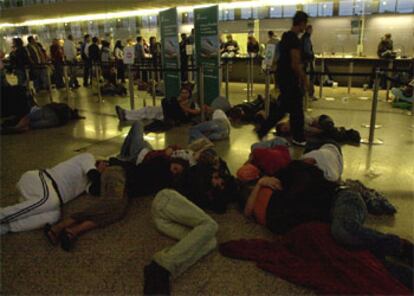 El transporte público se vio duramente afectado por el apagón del que tan sólo se libró la isla de Cerdeña. Algunos fracasados viajeros se vieron obligados a pasar la noche en la estación de trenes de Termini, en Roma, al verse suspendidos los servicios.