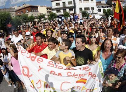 Vecinos de El Barraco celebran  en la plaza de la Constitucin el triunfo de Carlos Sastre.