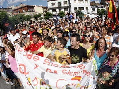 Vecinos de El Barraco celebran en la plaza de la Constitución el triunfo de Carlos Sastre.