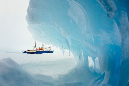 Esta imagen tomada por pasajero Andrew Peacock el 30 de diciembre de 2013 muestra el barco que MV Akademik Shokalskiy atrapado en el hielo de la Antártida oriental, mientras espera a ser rescatado.