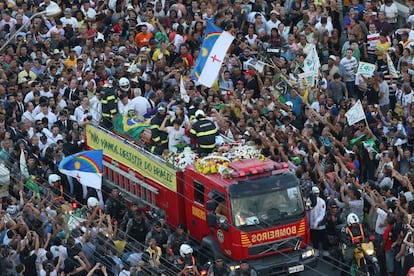 Miles de personas acompañan el cortejo fúnebre con los restos mortales del candidato socialista brasileño Eduardo Campos, en Recife (Brasil).