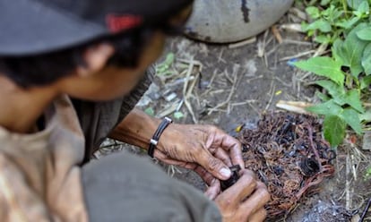 Un joven quema el plástico de cables de electrodomésticos y aparatos varios para sacar el cobre que llevan dentro, el metal de mayor valor.