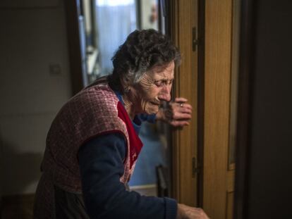 Carmen Martínez Ayuso, de 85 años, llora durante su desahucio.