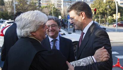 Enric Millo (al centro), junto al ministro Rafael Catal&aacute;