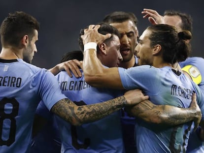 El equipo uruguayo celebra su primer gol. 