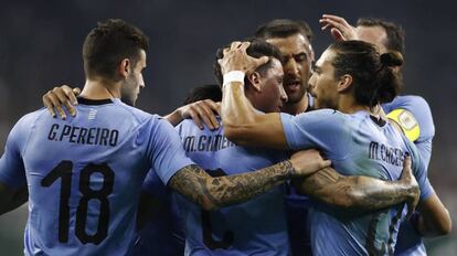 El equipo uruguayo celebra su primer gol.