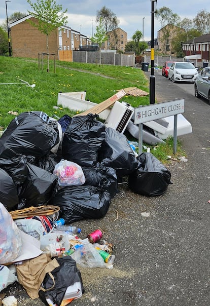 Basura acumulada en el barrio de Balsall Heath, en Birmingham, este martes pasado.