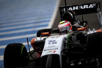 El piloto de Force India Nico Hulkenberg probando su monoplaza en Jerez.