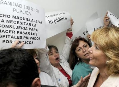 Esperanza Aguirre es recibida con gritos y protestas a su llegada al hospital Ramón y Cajal.