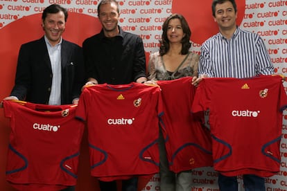 De izquierda a derecha, Paco González, Manu Carreño, Àngels Barceló y Manolo Lama, con la camiseta de la selección.