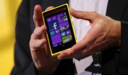 Móvil Nokia con Windows Phone.