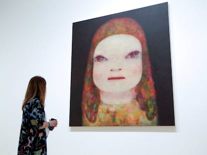 Una mujer frente a la obra 'Lágrimas de medianoche', en el Guggenheim.