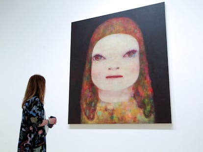 Una mujer frente a la obra 'Lágrimas de medianoche', en el Guggenheim.