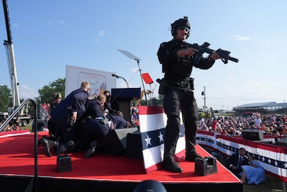 Secret Service agents capture the seconds of Trump's attack in Butler, Pennsylvania last Saturday. 