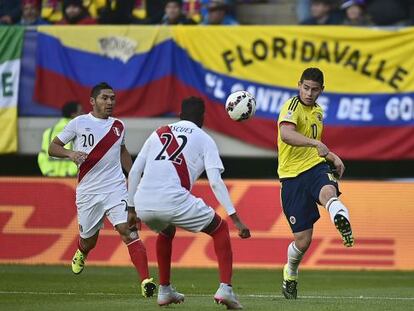 James trata de centrar entre Sánchez y Ascues
