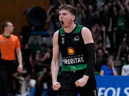 El escolta estadounidense del Joventut, Kyle Guy, celebra tras un acción durante el encuentro de los play-offs de la Liga Endesa contra el Baskonia.