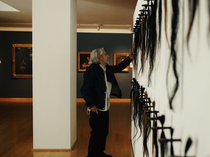 Manuel Vilariño, el 6 de julio manipulando una de sus obras en el Museo de Bellas Artes de A Coruña.