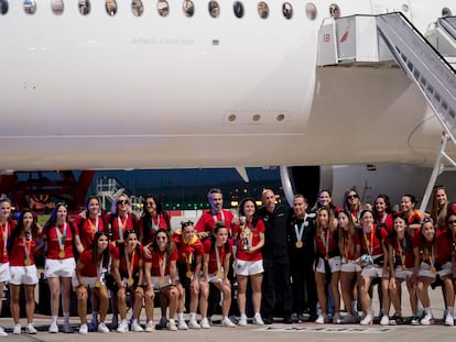 La selección española a su llegada, el lunes, al aeropuerto de Madrid Barajas con el avión oficial fletado por Iberia.